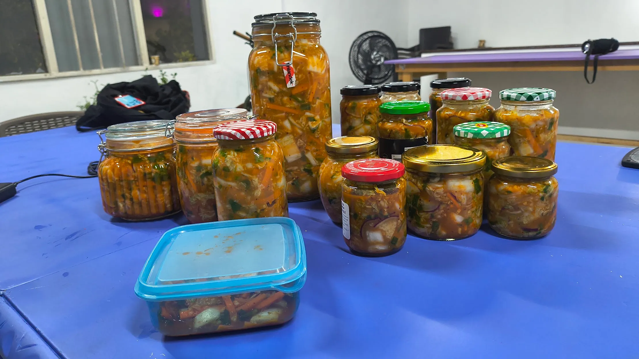 Frascos de fermentos preparados por la comunidad de La Sociedad del Fermento